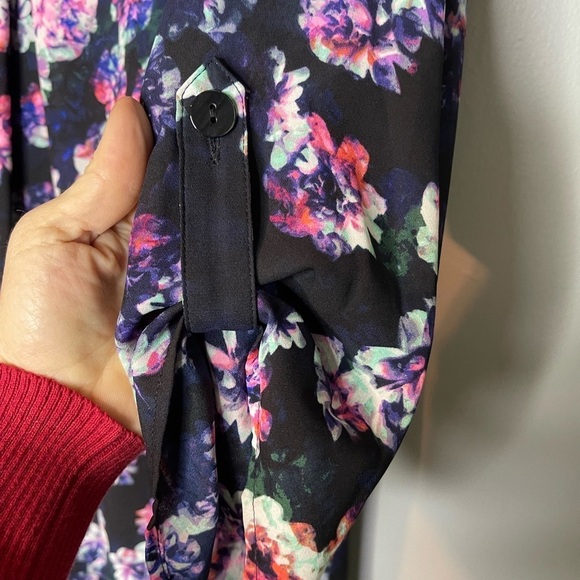 Decree 1X Black Floral Tunic Dress with Roll-Tab Sleeves - Picture 5 of 9